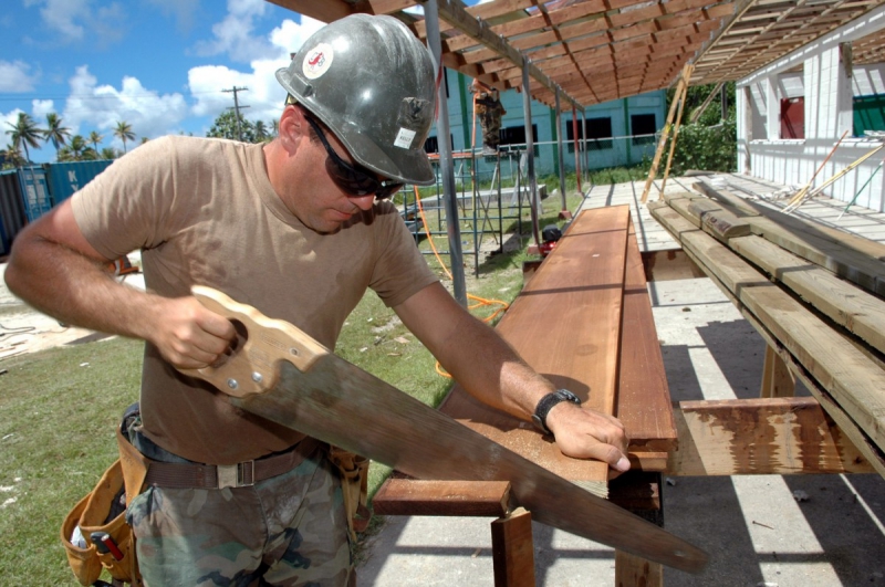 ebeniste-LA PENNE-min_worker_construction_building_carpenter_male_job_build_helmet-893290